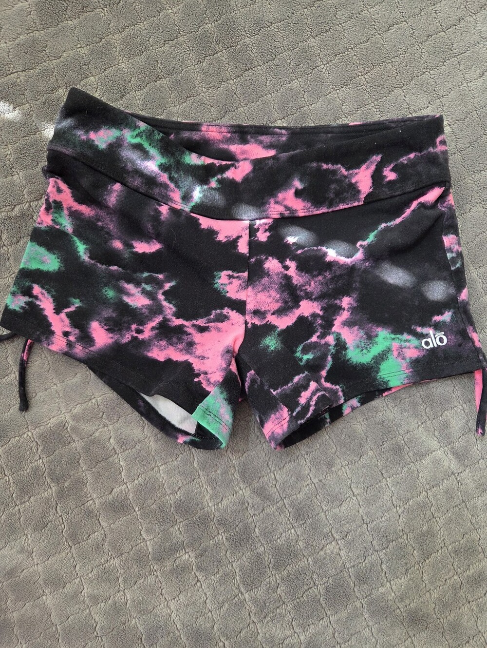 Add a pop of color to your workout gear with these ultra-flattering Alo Yoga Sid